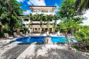 Beautiful Villa Walk to Beach Pool